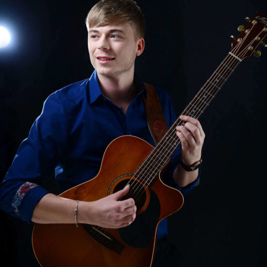Der Gitarrist und Beatboxer Frank Schlüter spielt auf seiner Akustik-Gitarre