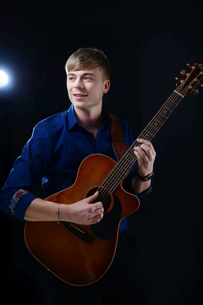 Der Gitarrist und Beatboxer Frank Schlüter spielt auf seiner Akustik-Gitarre