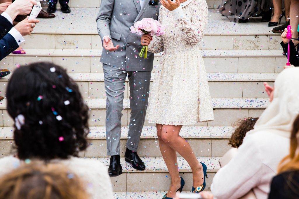 Die Musik auf der Hochzeit erklingt, wenn das Brautpaar die Treppe hinunterschreitet