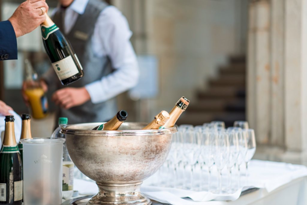 Der Sektkühler steht bereit wenn die Musik auf der Firmenfeier spielt