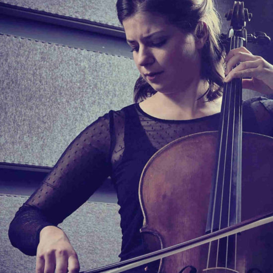 Die Cellistin Sofia von Freydorf spielt in einem schwarzen Kleid auf ihrem Cello