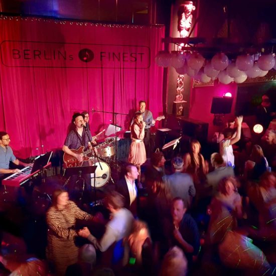 Die Hochzeitsband BERLINs FINEST spielt auf einer Hochzeit und das Publikum feiert ausgelassen