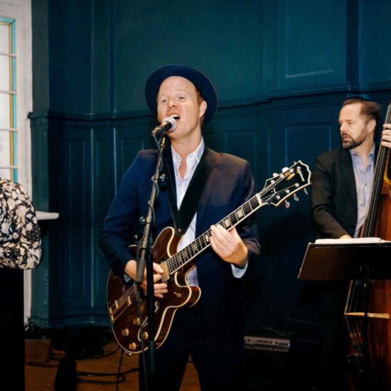 BERLINs FINEST Jazzband mit Saxophon, Gitarre und Kontrabass