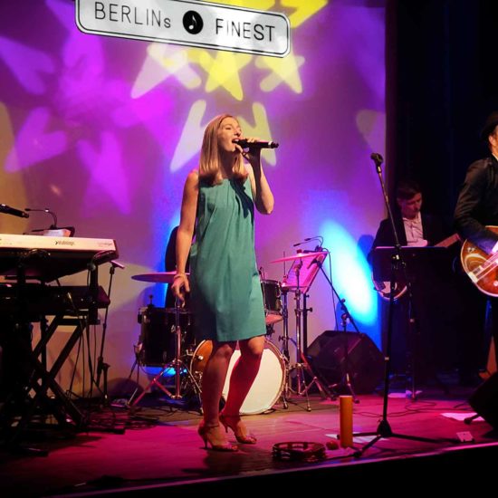 BERLINs FINEST Partyband musiziert auf einer Bühne