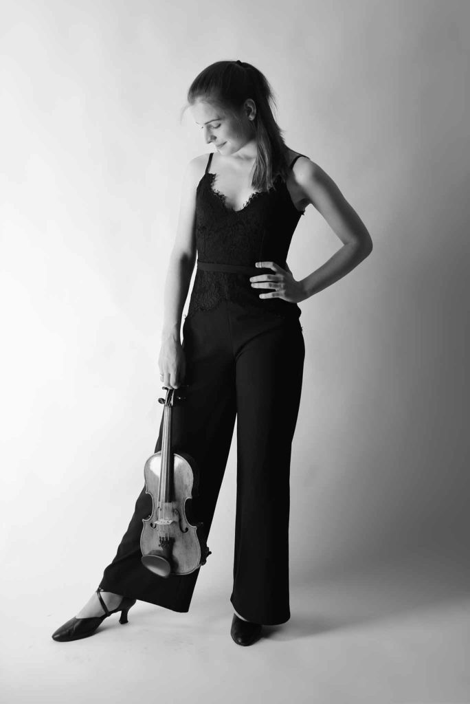 Die Geigerin Charlotte Thiele hält ihre Geige in der Hand