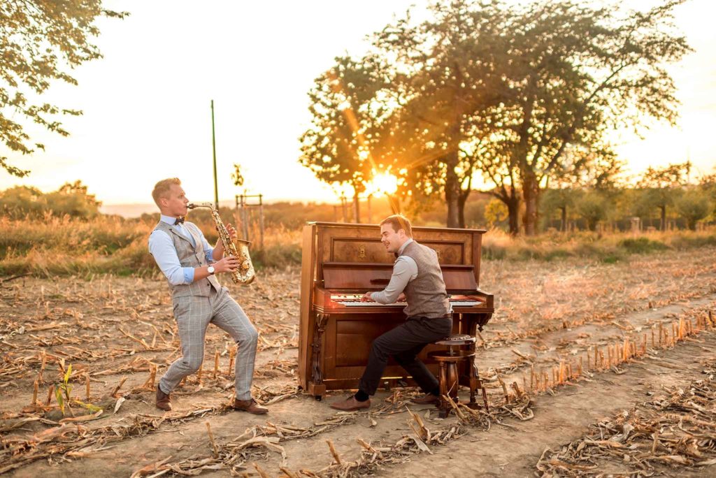 Der Saxophonist und Pianist des Jazzduos Duo kaloabo spielen Livemusik