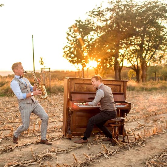 Der Saxophonist und Pianist des Jazzduos Duo kaloabo spielen Livemusik