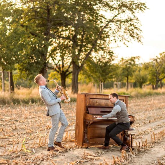 Der Saxophonist und Pianist vom Duo kaloabo spielen Livemusik