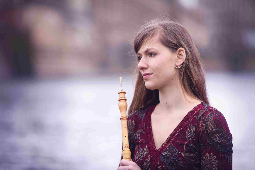 Die Dresdner Musikerin Elisabeth Beckert mit ihrer Barockoboe