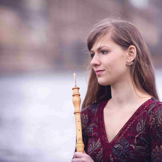 Die Dresdner Musikerin Elisabeth Beckert mit ihrer Barockoboe