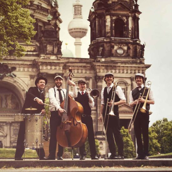 Die Liveband German Trombone Vibration posiert vor dem Berliner Dom