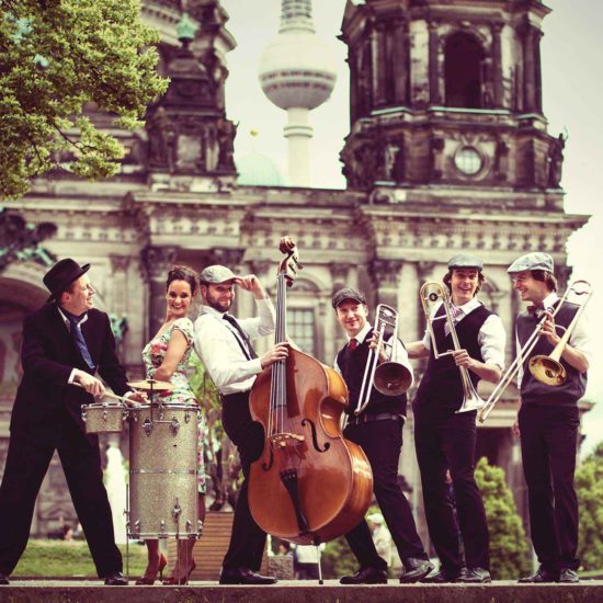 Die Posaunisten der Band German Trombone Vibration stehen vor dem Berliner Dom