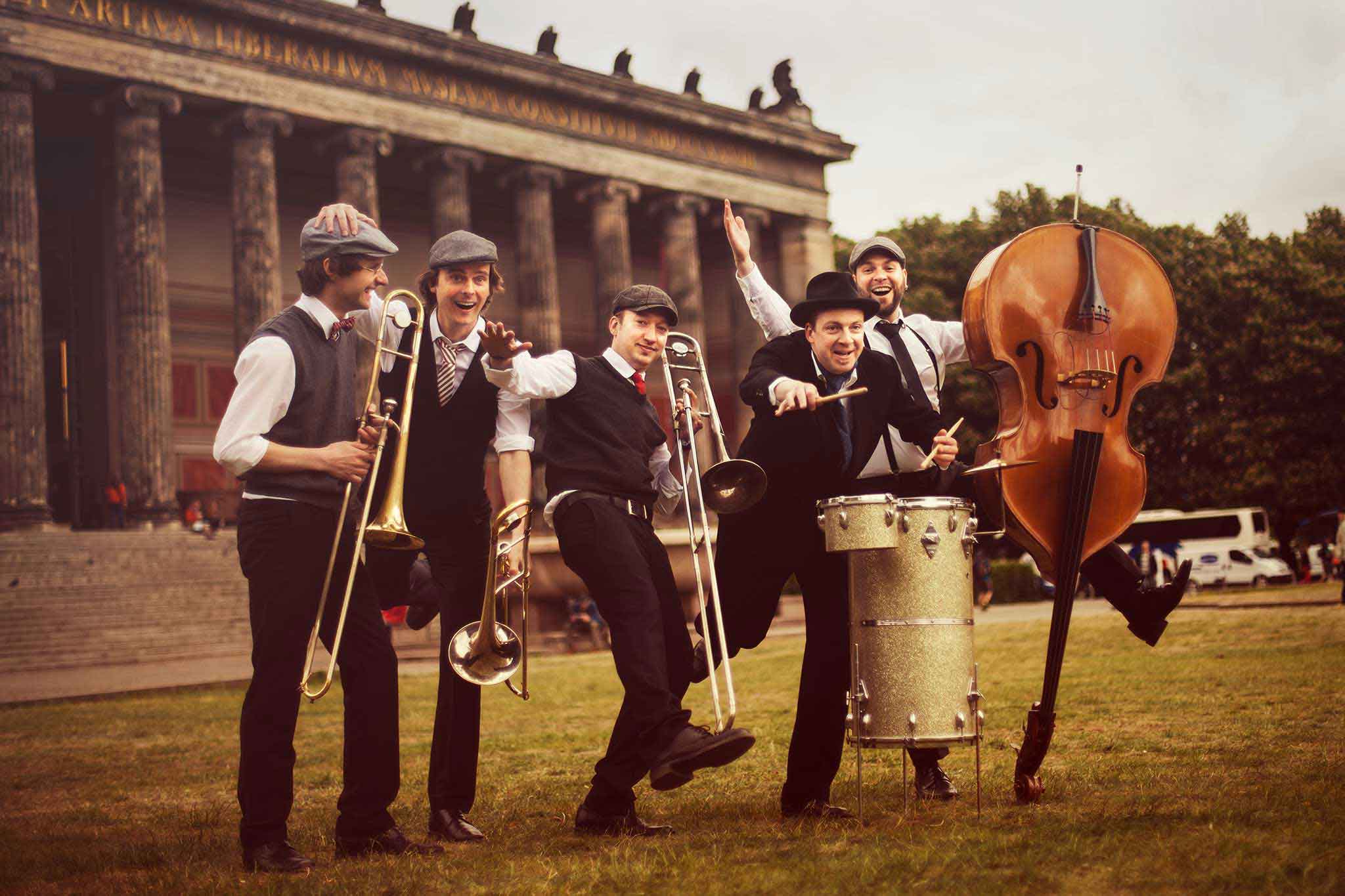 Die Jazzband German Trombone Vibration steht auf einer Wiese