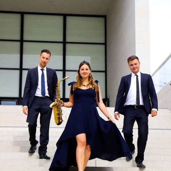 Die Saxophinistin Lina Peters und ihre Swingabdn laufen eine Treppe hinunter