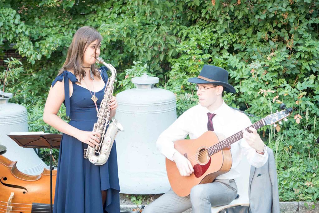 Die Saxophinstin Lina Peters und einen Gitarrist spielen Swingmusik auf einer Veranstaltung