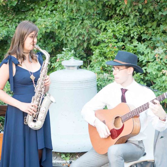 Die Saxophinstin Lina Peters und einen Gitarrist spielen Swingmusik auf einer Veranstaltung