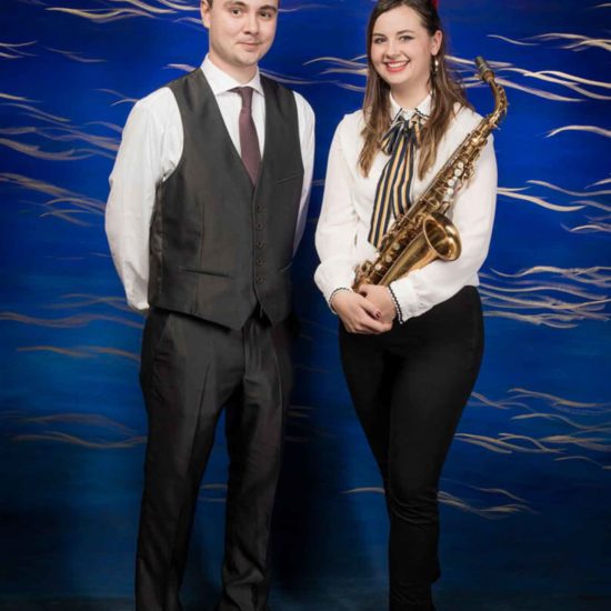 Die Saxophonistin Lina Peters und ein Pianist schauen in die Kamera
