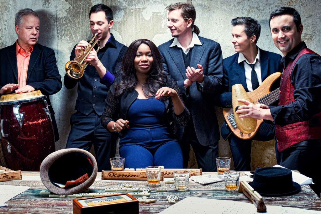 Die kubanische Band Mi Solar spielt auf ihren Instrumenten