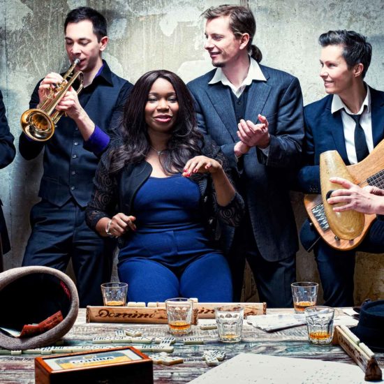 Die kubanische Band Mi Solar spielt auf ihren Instrumenten