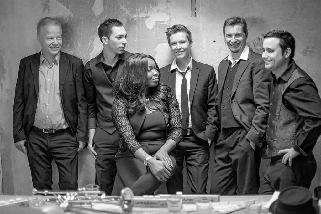 Die Salsaband Mi Solar lehnt an der Wand und freut sich auf Live-Musik