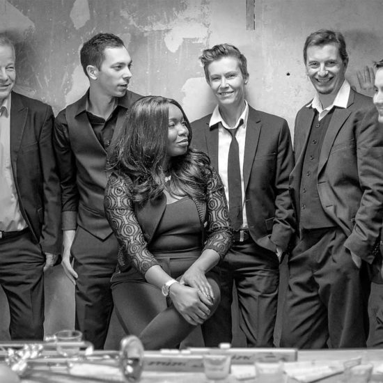 Die Salsaband Mi Solar lehnt an der Wand und freut sich auf Live-Musik