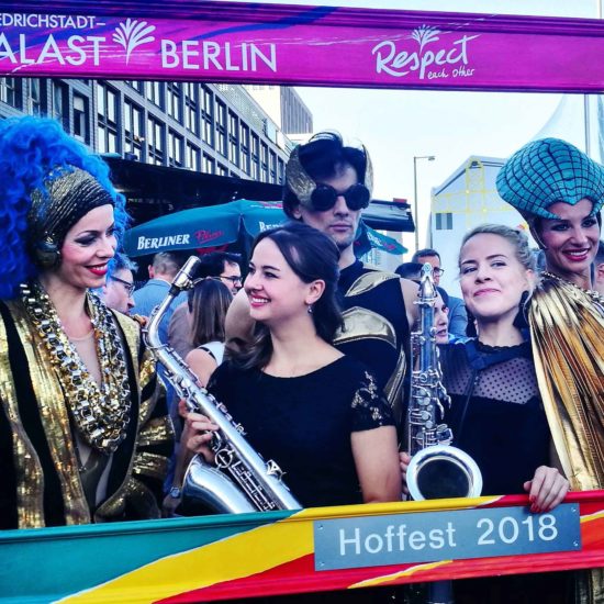 Zwei Saxophonistinnen der Liveband MOON GLOW beim Hoffest des Friedrichstadt-Palast