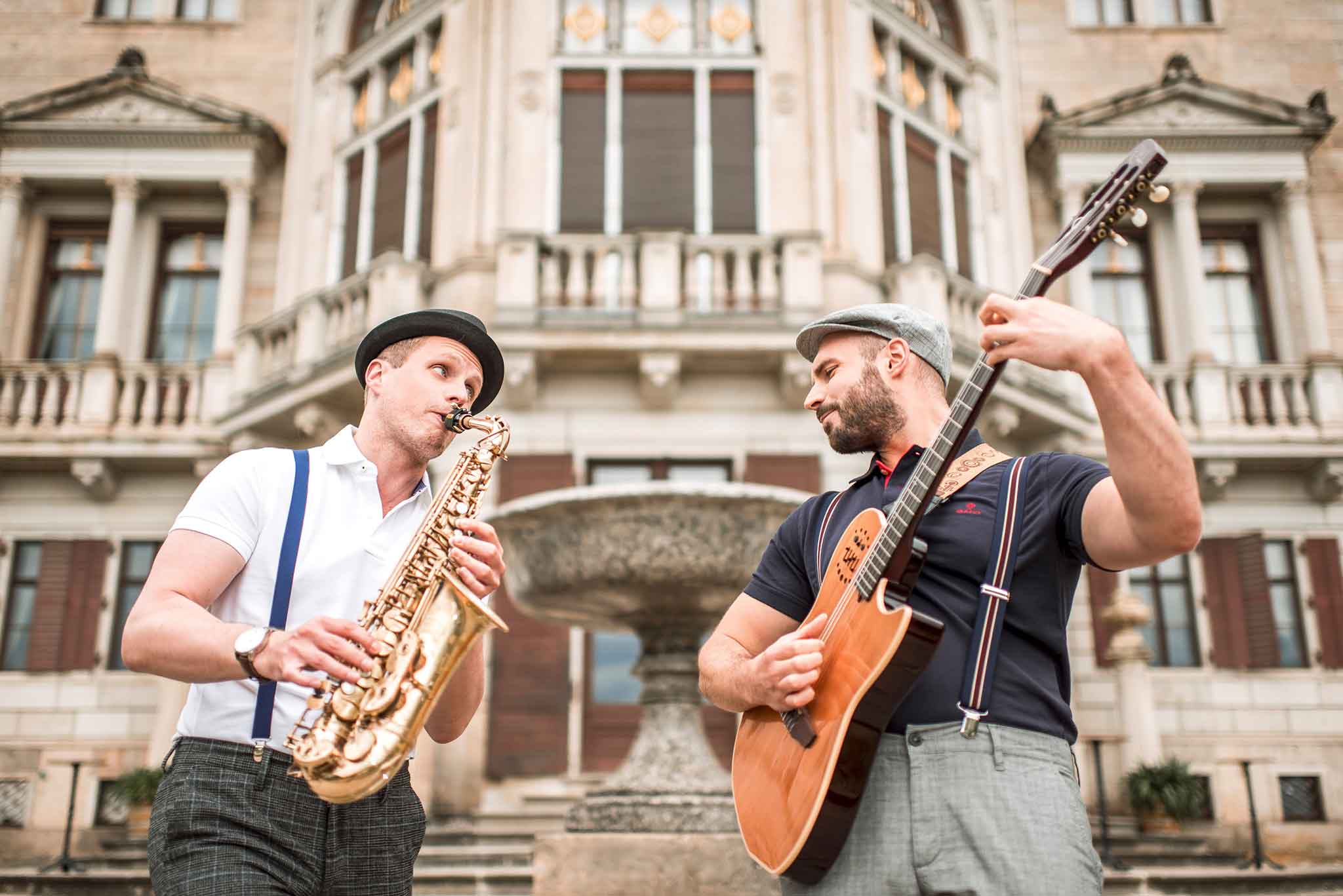 Der Saxophonist und Gitarrist des Jazzduos Schooko-Duo stehen vor Schloss Albrechtsberg in Dresden