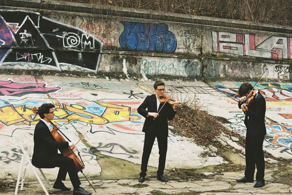 Das Dresdner Streichtrio CoverMen spielt auf zwei Violinen und einem Violoncello