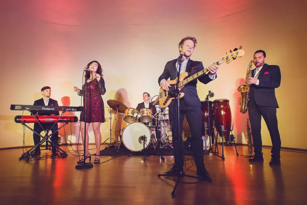 Die Dresdner Hochzeitsband Adlips spielt Livemusik auf einer Hochzeit