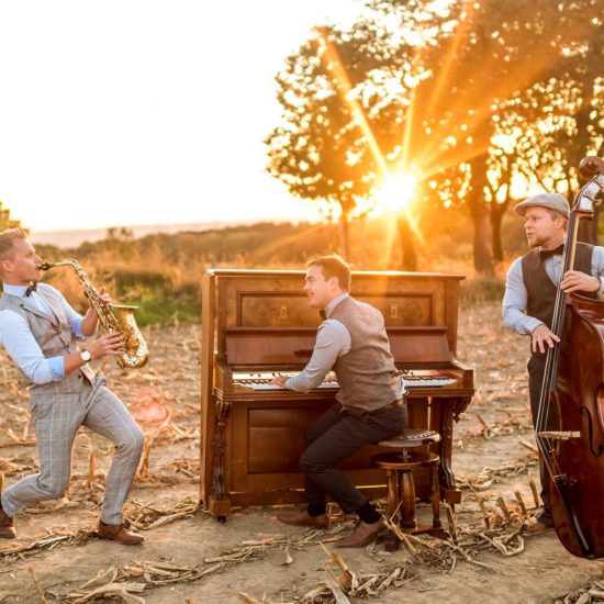 Ein Jazztrio musiziert auf einem Feld