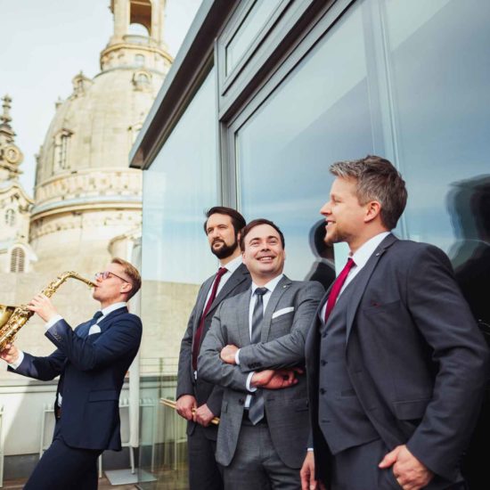 Die Jazzband Swing Department posiert vor der Frauenkirche in Dresden