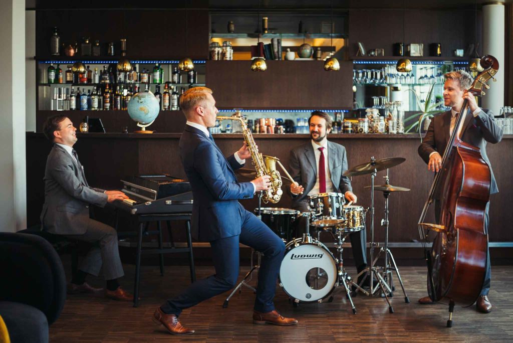 Die Jazzband Swing Department spielt Livemusik in einer Hotelbar