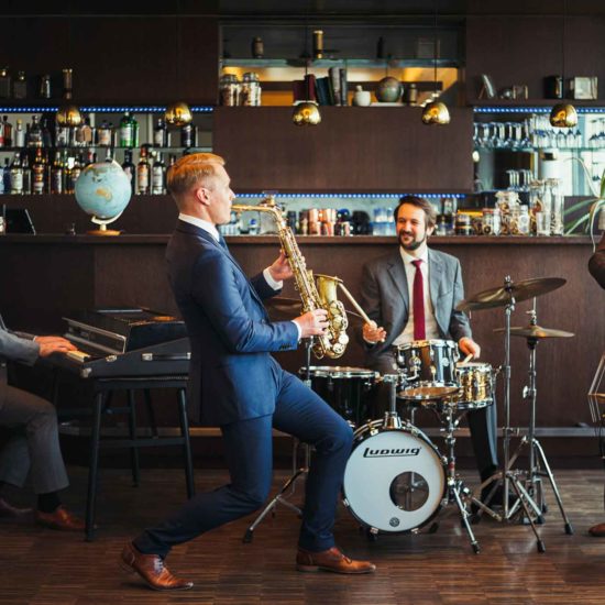 Die Jazzband Swing Department spielt Livemusik in einer Hotelbar