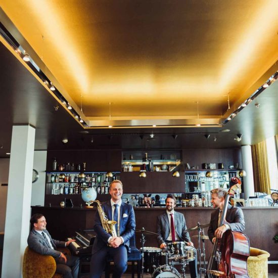 Die Jazzband mit Saxophon, Piano, Kontrabass und Schlagzeug aus Dresden