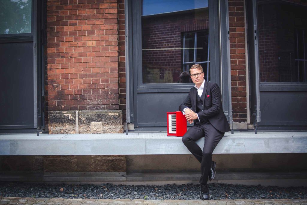 Moritz Töpfer sitzt mit seinem Klavier in Dresden.