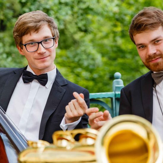 Das Fingersnapper Duo schaut in die Kamera.