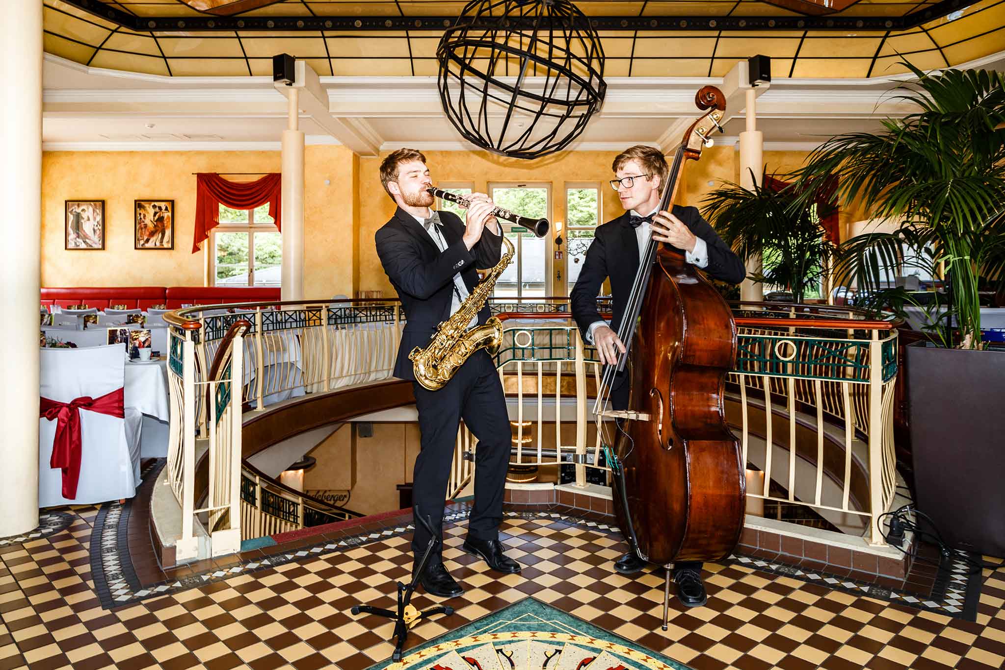 Der Klarinettist und der Kontrabassist des Fingersnapper Duo spielen im Carolaschlösschen Dresden.