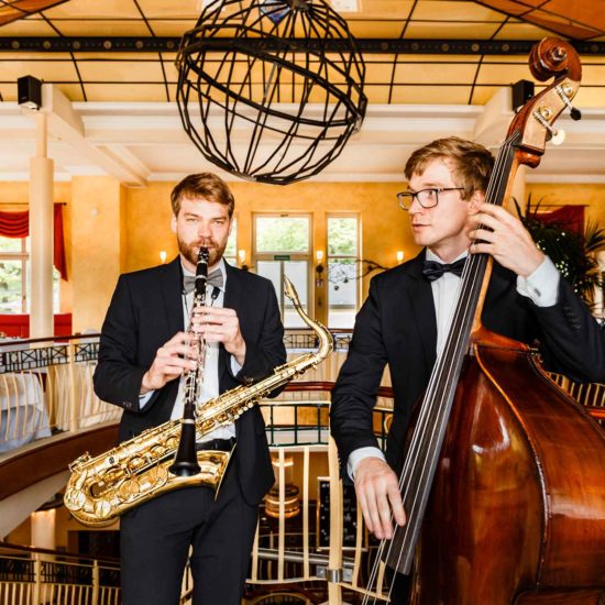 Das Fingersnapper Duo spielt im Carolaschlösschen Dresden.