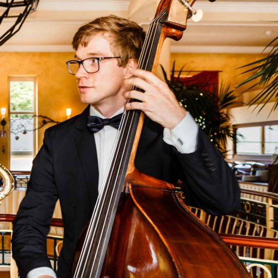 Der Kontrabassist des Fingersnapper Duo spielt seinen Kontrabass.