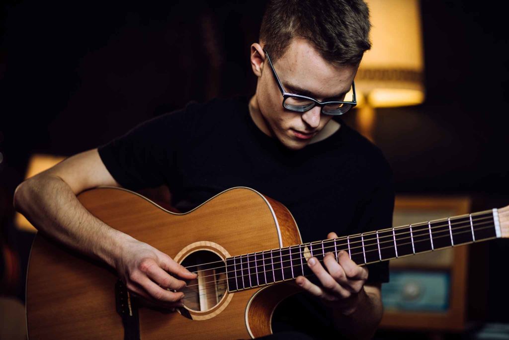 Philipp Adam mit seiner Gitarre – erfahrener Gitarrist aus Dresden, buchbar für stilvolle Livemusik auf Hochzeiten, Firmenfeiern und Veranstaltungen