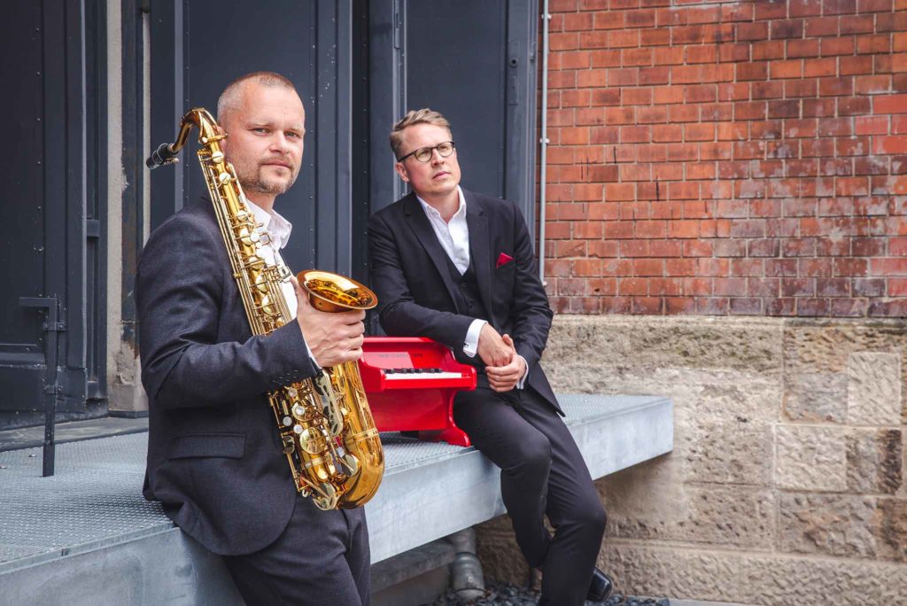 Live-Musik von Piano und Saxophon aus Dresden.
