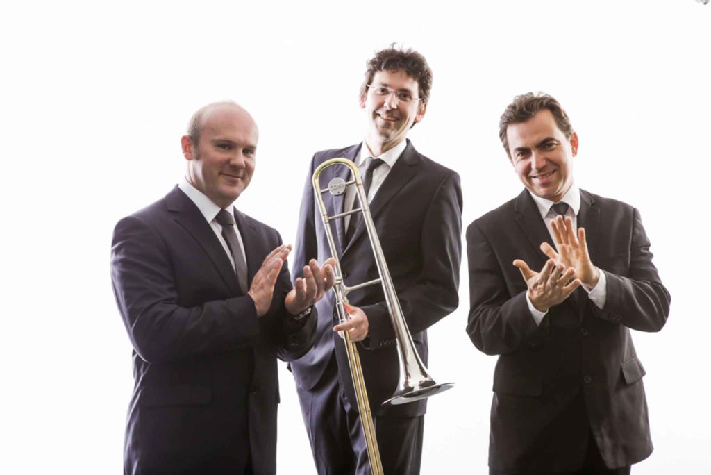 Die dresdner Band Blue Alley begeistert mit Saenger, Pianist und Schlagzeuger.