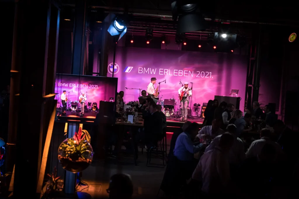 Zwei Musiker spielen als Highlight auf einem Firmenjubiläum in Dresden.
