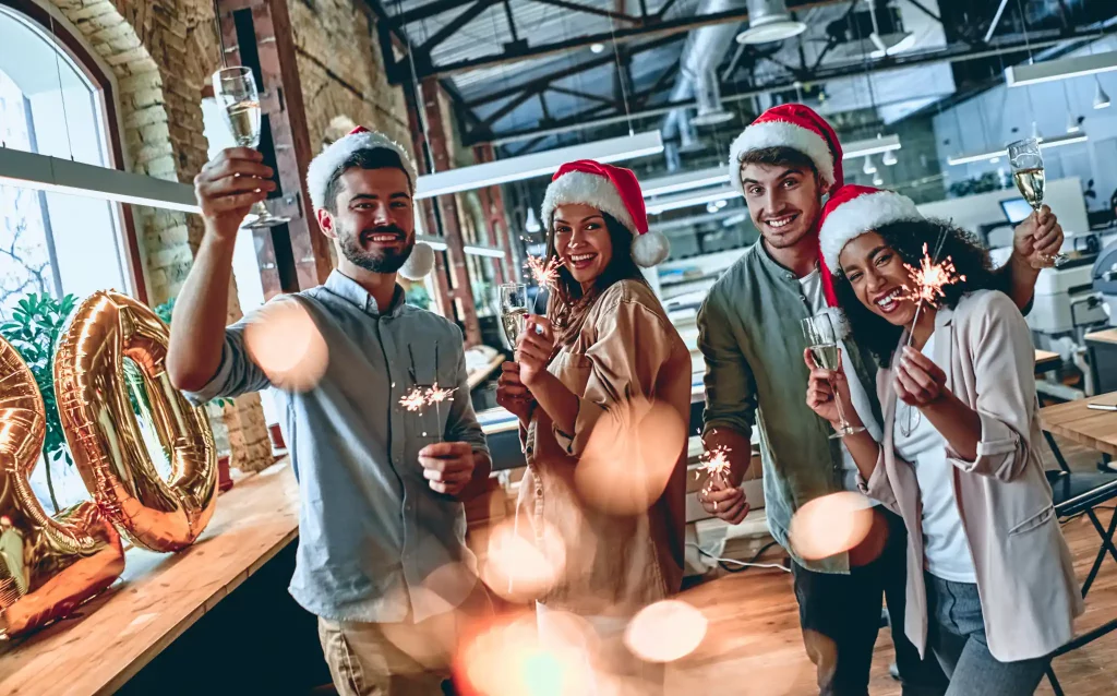 Mitarbeiter bei einer Weihnachtsfeier in Dresden.