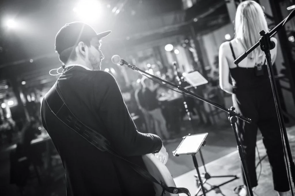 Die Band Live!Style spielt auf der Weihnachtsfeier einer Firma.