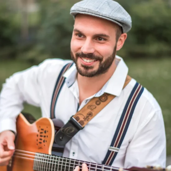 Der Gitarrist Gianluca Calivà kann als Livemusiker für verschiedene Veranstaltungen gebucht werden.