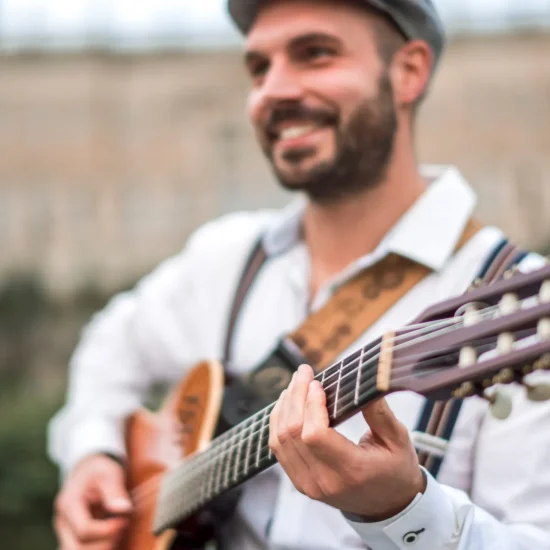 Der Gitarrist Gianluca Calivà spielt auf seiner Gitarre.