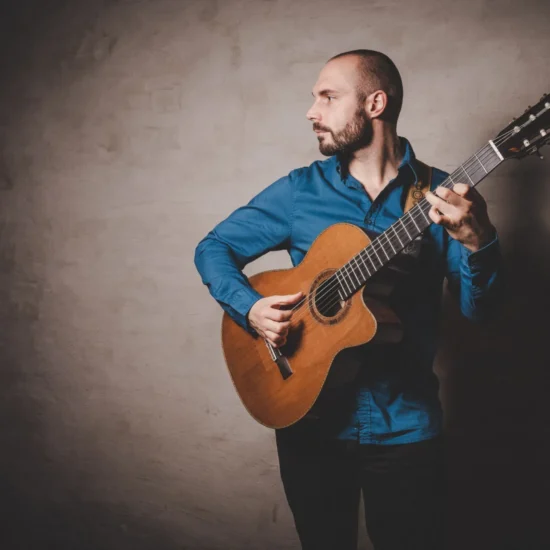 Gitarrenspieler Gianluca Calivà kann man als Musiker für ein Event buchen.