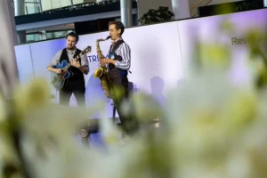 Zwei Musiker spielen Livemusik bei einem Firmenevent in Dresden.