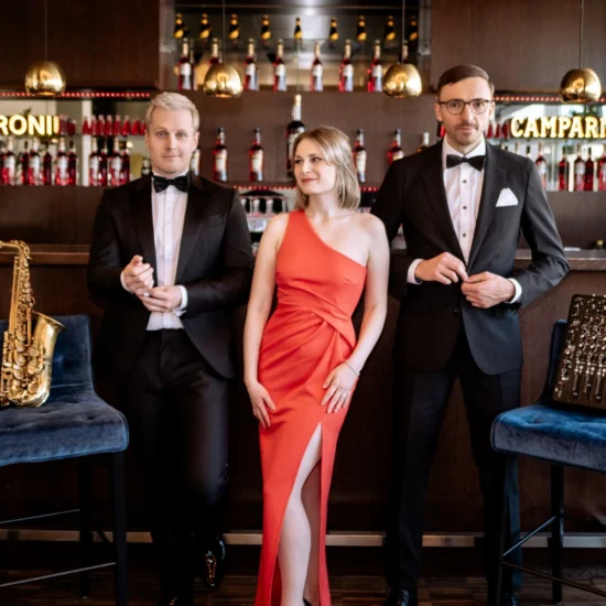 Eine Sängerin, ein Saxophonist und ein DJ begleiten eine Galaveranstaltung in Dresden.